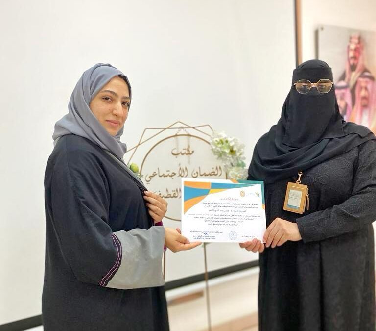 أُخضر” تُمَكِن وتُدرب مستفيدات ضمان القطيف على “فن المكرميات”