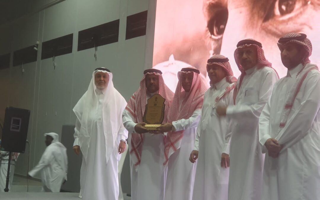 جمعية اللاعبين القدامى بالمنطقة الشرقية تكرم جمعية المتقاعدين بالمنطقة