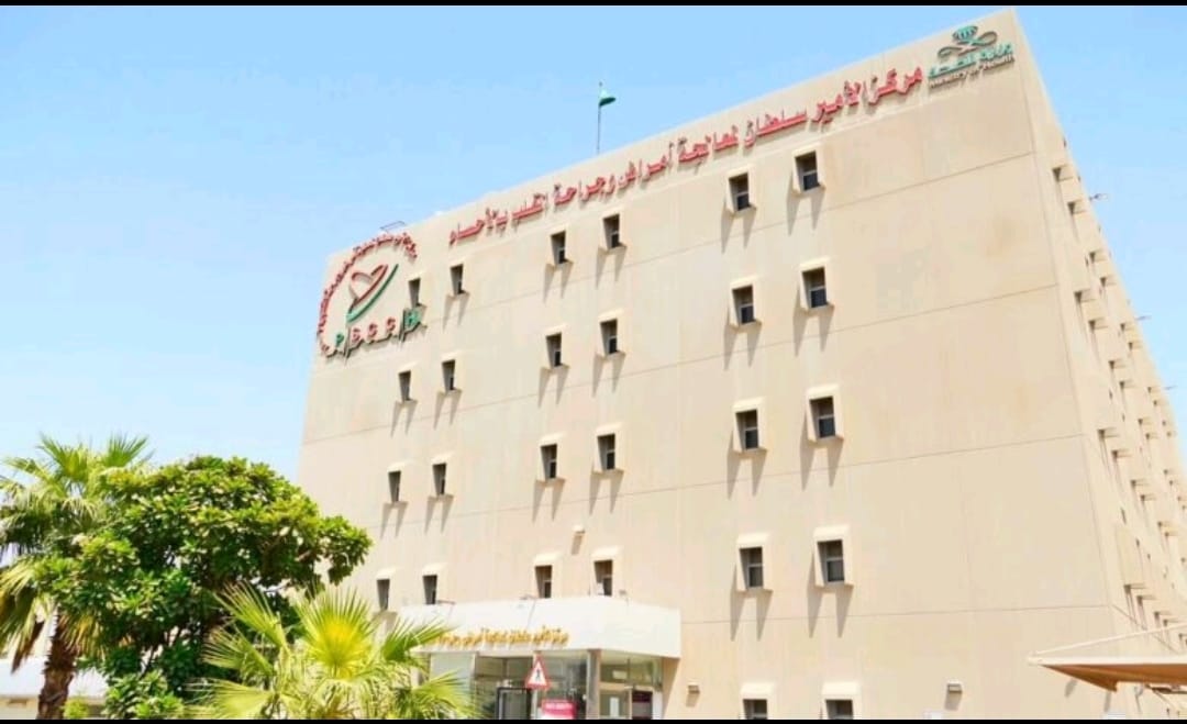 الزميل عبدالله القطان يغادر المستشفى ويشكر الطاقم الطبي بمستشفي الأمير سلطان للقلب بالأحساء