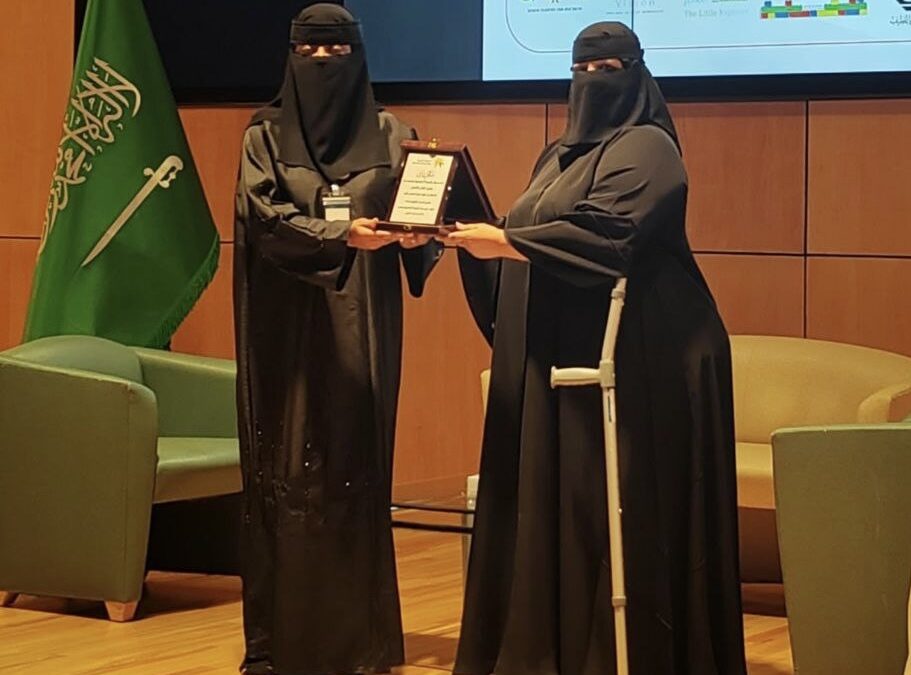 مديرة وحدة تنمية المجتمع بفرع وزارة الموارد البشرية والتنمية الاجتماعية بالشرقية تكرم “فرسان الرياضة”