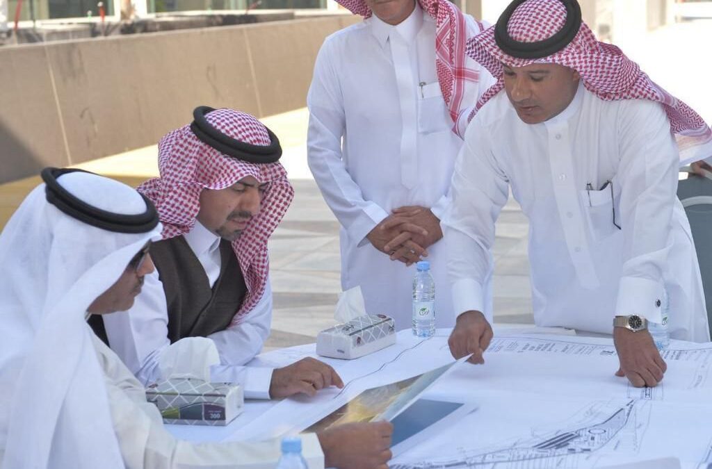 الخريف يقف على مراحل سير العمل في أول مشروع سياحي على الواجهة البحرية بمحافظة القطيف