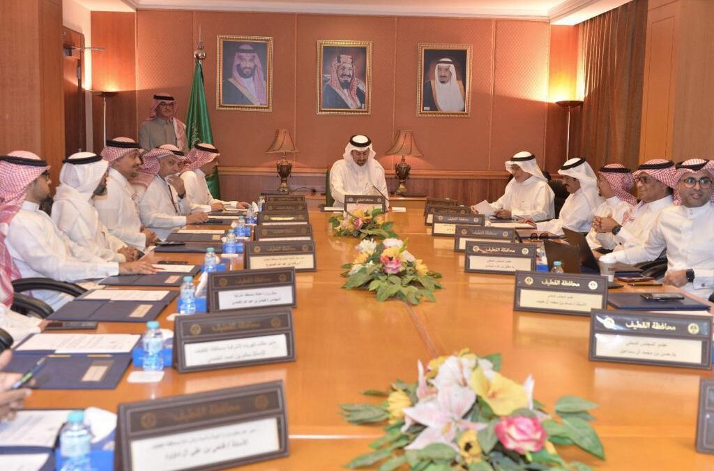 الخريف يرأس اجتماع المجلس المحلي.. وعجلة التنمية في محافظة القطيف على طاولة النقاش