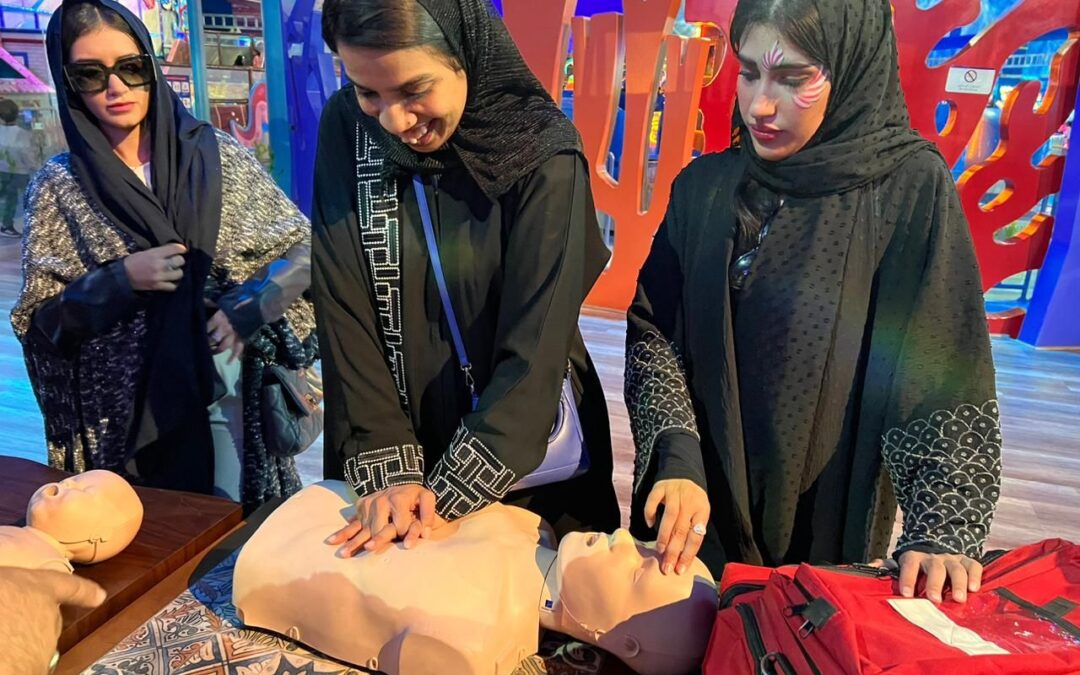 مسعفون يثقف 40 يتيماً بحرينياً بالأسعافات الأولية في دارين مول