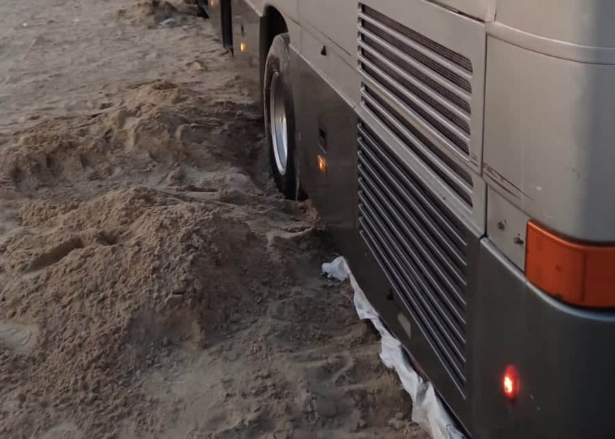 بعد محاولات استمرت لساعتين  ..فريق 4*4 ينجح في  انقاذ باص محمل بالنساء والأطفال علق برمال غرب الدمام