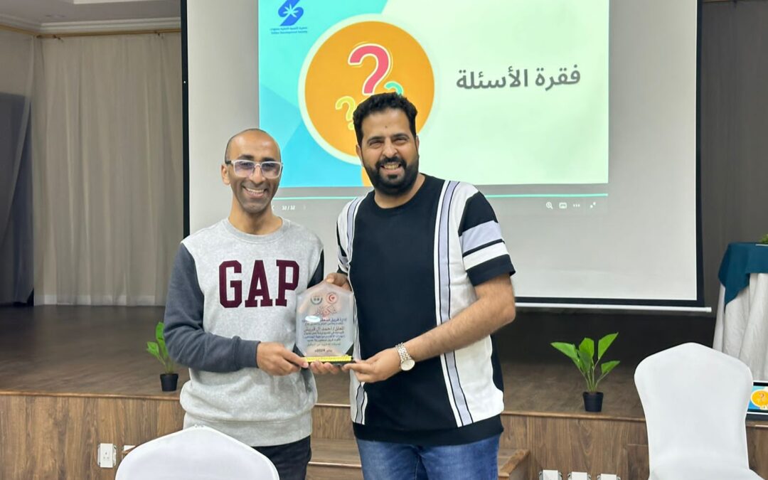 في أم الحمام .. المعلق أحمد آل قريش يدرب أعضاء مسعفون على الإلقاء ومواجهة الجمهور