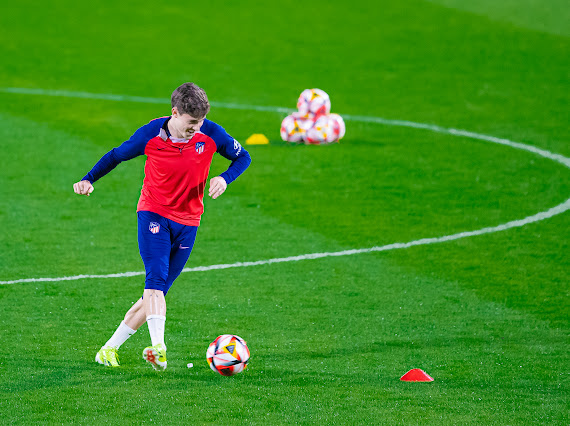 في المؤتمر الصحفي لمدربي برشلونة وأوساسونا تشافي: نحترم خصمنا.. وسنسعى للمحافظة على اللقب