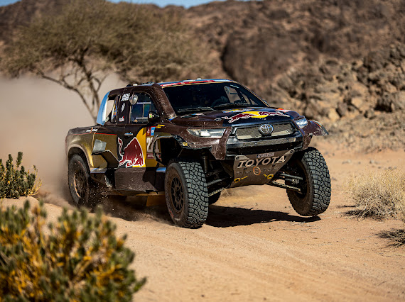 في المرحلة العاشرة من رالي داكار السعودية 2024..صراع صدارة السيارات يحتدم بين الإسباني “ساينز” والفرنسي “لوب”