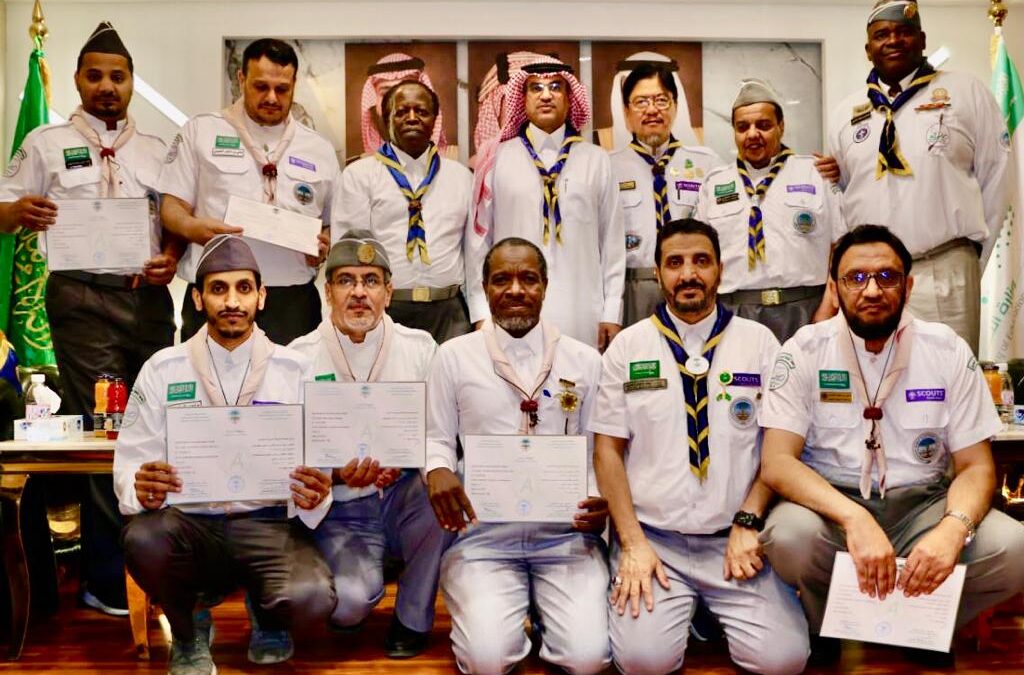 مدير مكتب رابطة الرواد بالطائف يقلد الرائد الكشفي يحيى المولد  منديل رواد الكشافة