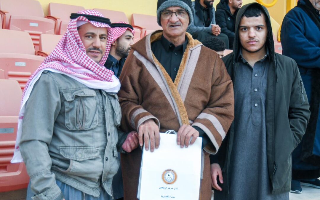 نادي عرعر يكرم أحد مشجعيه