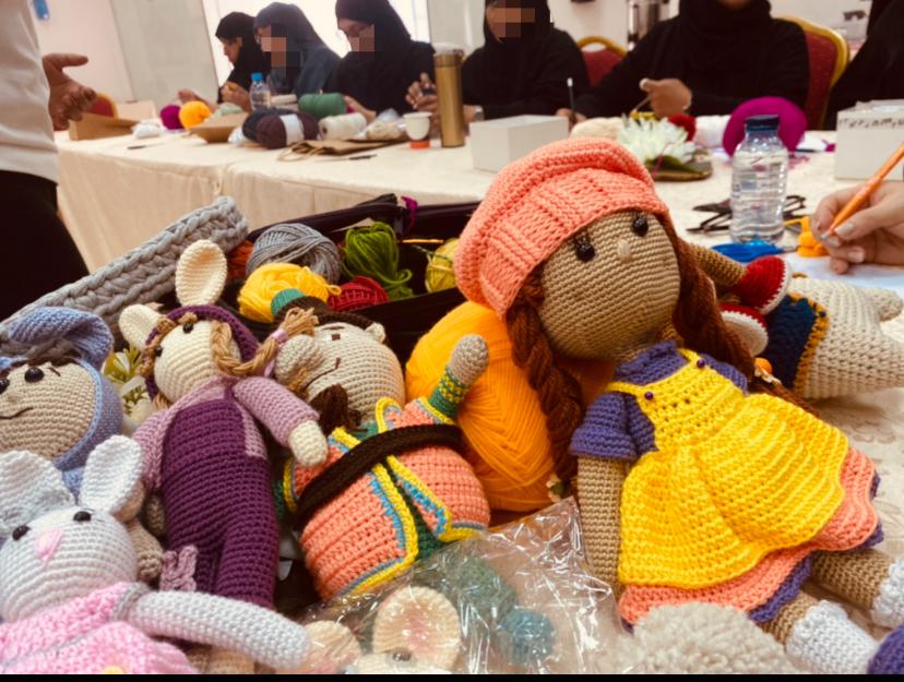 ٢٠ مستفيدة من دورة “صناعة الدمى بالكروشيه” في ضمان القطيف