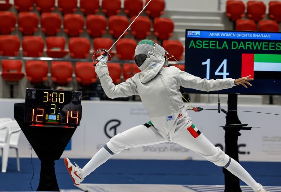 زينب الحوسني.. حكاية بطلة بدأت من “الريشة الطائرة” نحو “ذهب” المبارزة