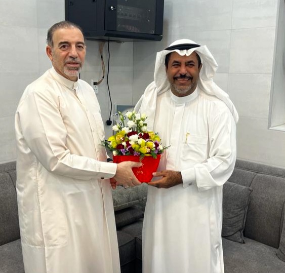 فريق فرسان الرياضة يزور المهندس زكي الغانم للاطمئنان على صحته