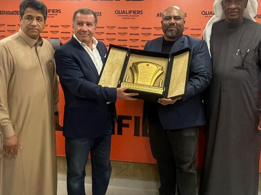 الكابتن عصام الخميّس يكرم عدد من أعضاء الاتحاد السعودي والآسيوي والدولي لكرة الركلة