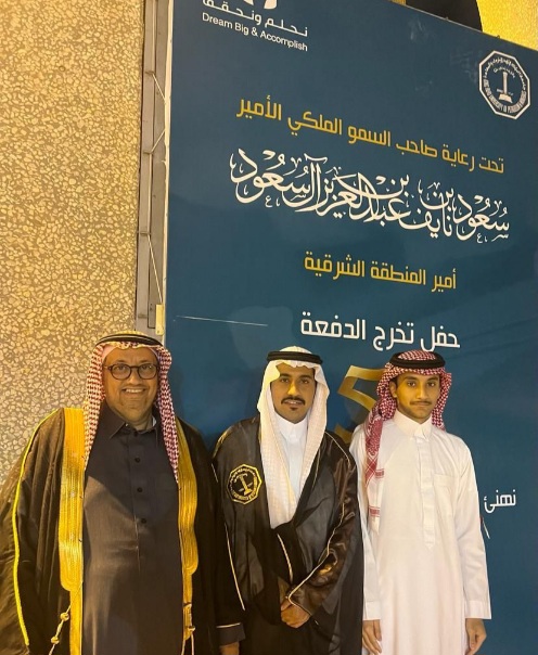 الأستاذ عبدالله الزهراني يتلقى التهاني والتبريكات بمناسبة تخرج المهندس زياد وحصوله على البكالوريوس