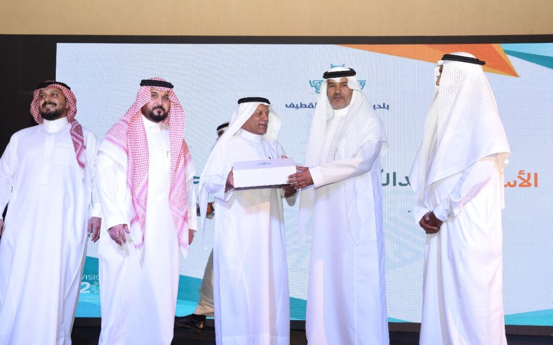 بلدية القطيف تكرم منسوبيها المتقاعدين تقديرا لعطائهم خلال فترة عملهم