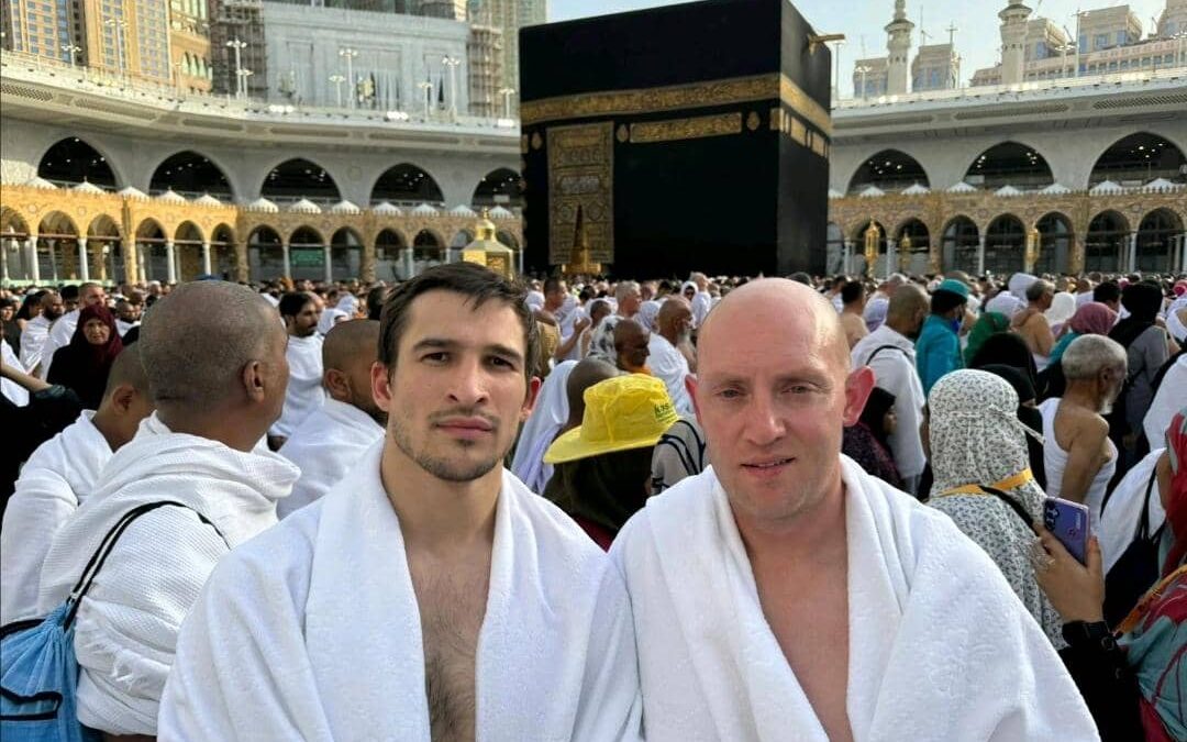 برفقة حفيد أسطورة الملاكمة “محمد علي كلاي”.. “لورين ماك” يعتنق الإسلام ويؤدي مناسك العمرة ويطلق دوري الرابطة في السعودية