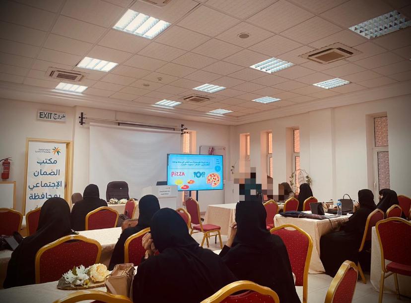 طوعة آل خميس .. تدرب ٢٠ من مستفيدات ضمان القطيف على “التصميم الإعلاني”