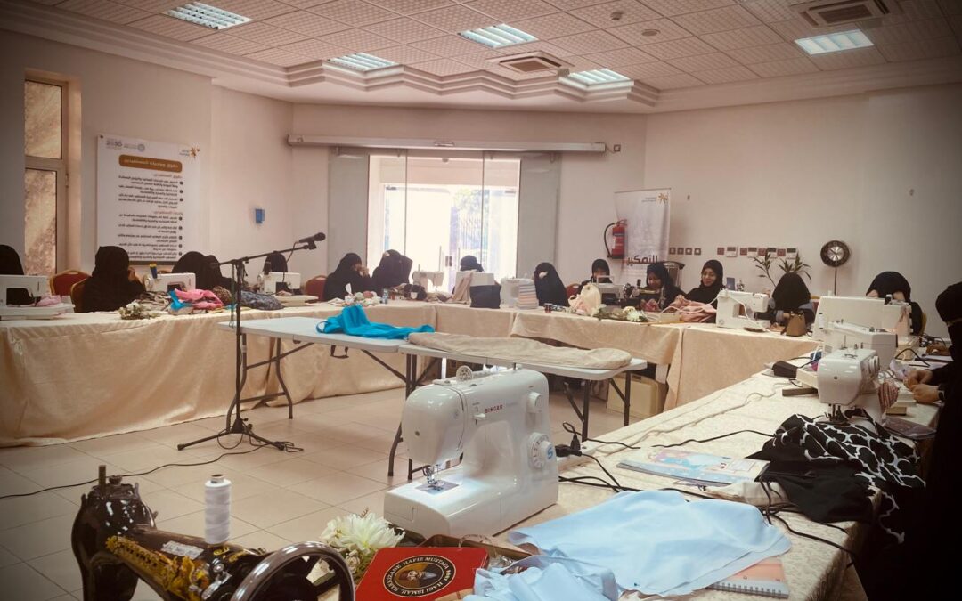 “أسماء المرهون” تدرب ٣٠ من مستفيدات ضمان القطيف على خياطة “إسدالات الصلاة”
