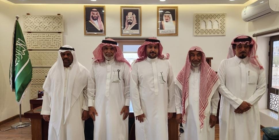 رئيس بلدية تاروت يلتقي بوفد من أهالي جزيرة دارين