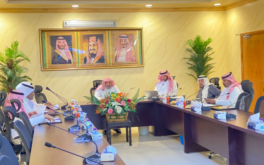 رئيس وأعضاء جمعية القرى الاهلية بالاطاولة يستعرضون جدول الأعمال والاطلاع على المبادرات