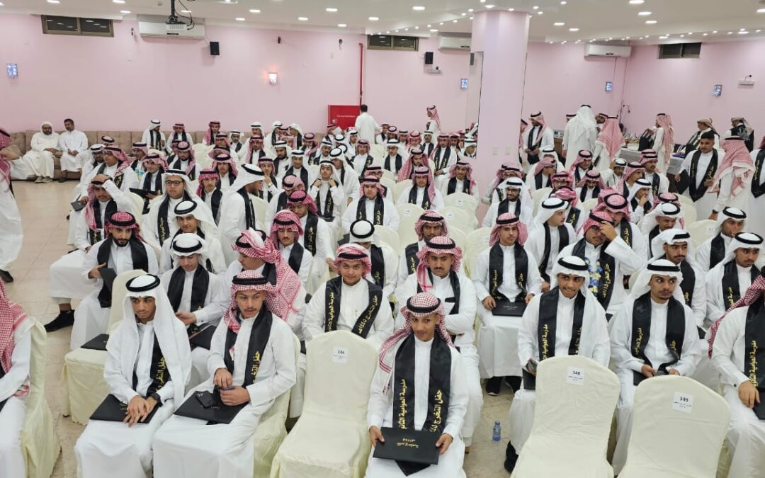 بالصور: ثانوية العوامية تحتفي بتخريج 150 من طلابها