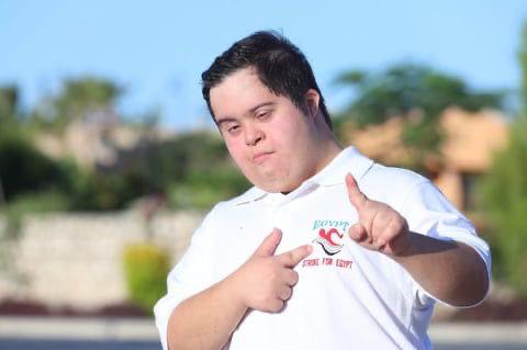 السباح السعودي فيصل القصيبي يتحدى الصعاب بمشاركته في عبور بحر المانش