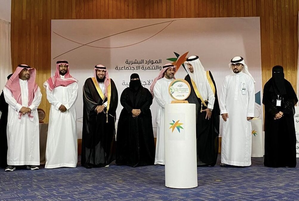 محافظ محافظة القطيف يكرم صحيفة فرسان الرياضة