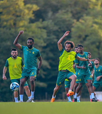 الخليج يواصل تدريباته