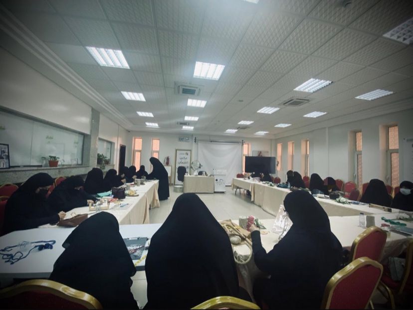 كوكب الشعلة .. تدرب ٣٠ من مستفيدات ضمان القطيف على “فن المكرميات