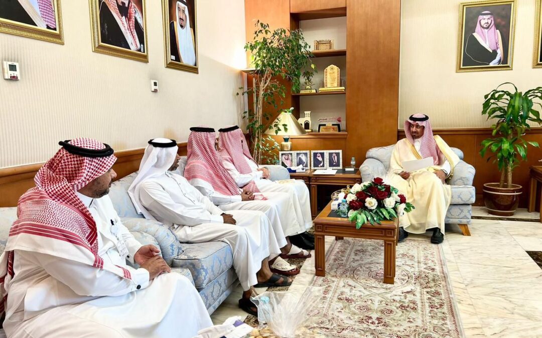 محافظ القطيف يطّلع على تجربة المزارع علي الخويلدي في جني الرطب قبل موسمه