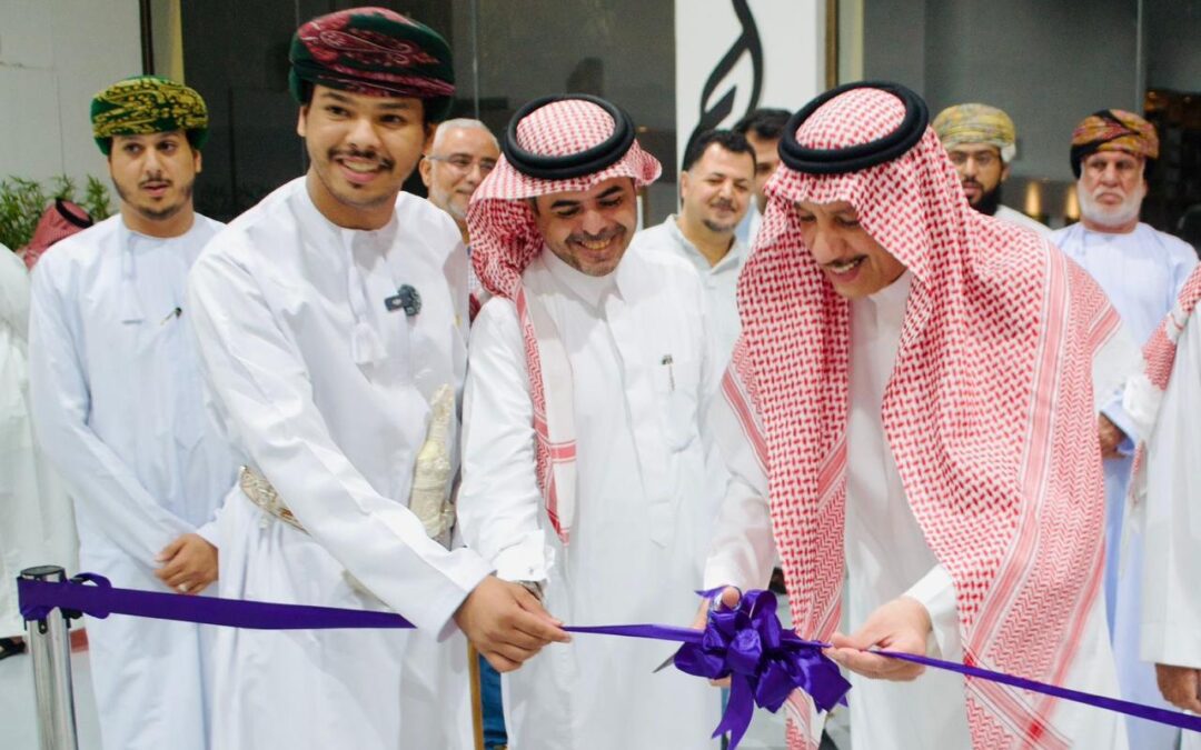 الجمعية تعزز الحراك الثقافي والفني … مدير إعلام الشرقية يفتتح معرض “حلم الفوتوغرافي” للعماني محمد الشعيلي ويستمر عشرة ايام