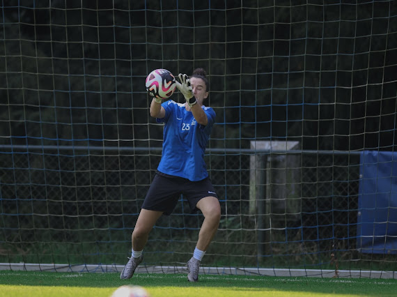 سيدات القادسية يدشن تدريبات معسكر هولندا