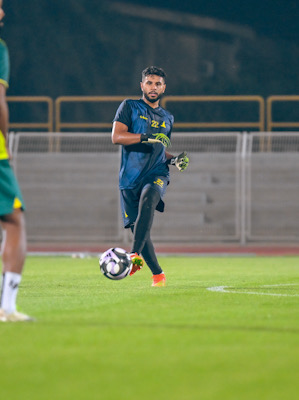 دونيس يفرض مناورة فنية