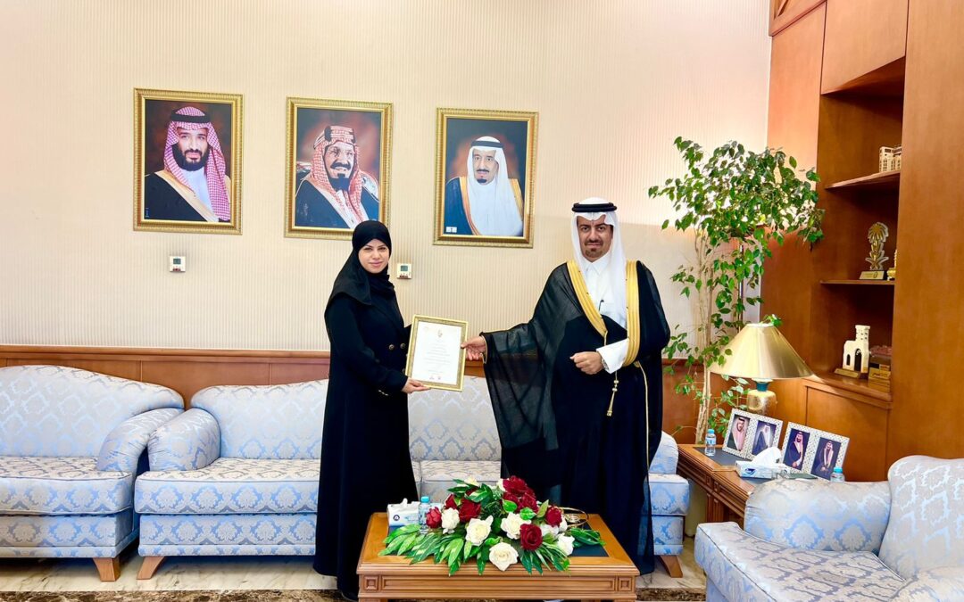 محافظ القطيف يلتقي حليمة بن درويش.. الفائزة بجائزة رئيس مجلس الوزراء للصحافة بمملكة البحرين