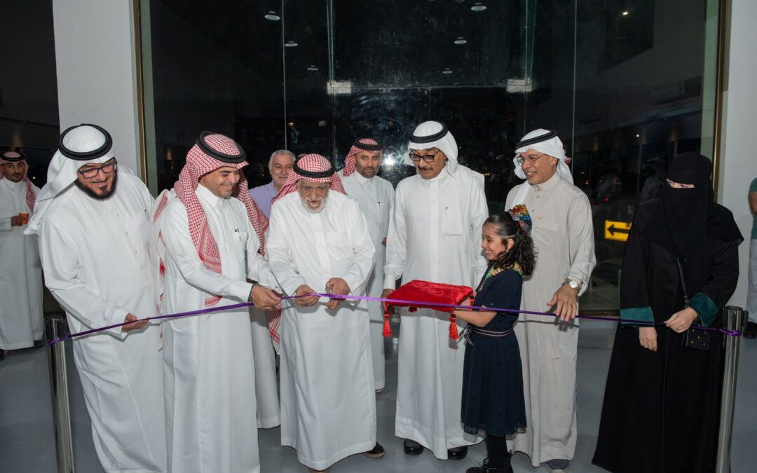 الصقعبي :أول رئيس لقسم الفنون التشكيلية في الجمعية ١٩٧٧..يفتتح معرض ابنته بسمة في جمعية الثقافة والفنون بالدمام