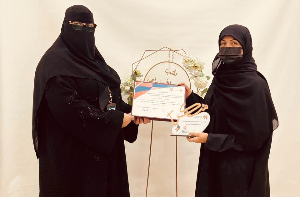 “أزهار التاروتي” تدرب ٥٠ مستفيدة من ضمان القطيف على “فن المكياج”