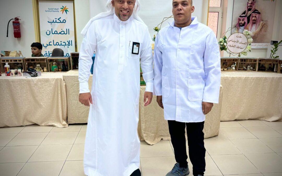 في ضمان القطيف .. “محمد مغيص” يدرب ٢٥ على “النحت على الخشب” بإبداعات فنية