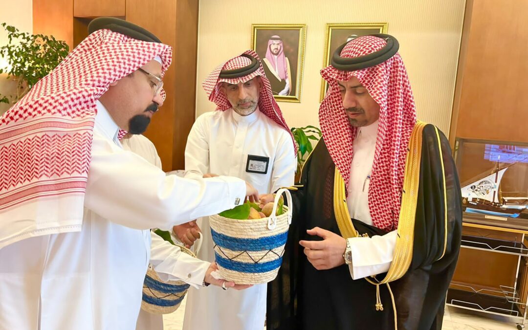 الخريف يتلقي مدير مكتب وزارة البيئة والمياه والزراعة بالقطيف ويطّلع على تقرير مفصّل عن فعالية «اللوز القطيفي»