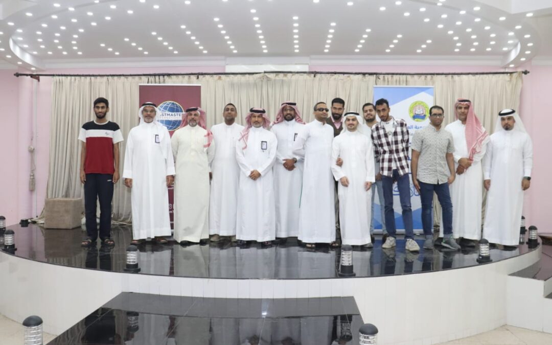 خلال محاضرة (لباقة الحديث)  الأخصائية السعيد تقدم مفاتيح الحديث أمام الجمهور