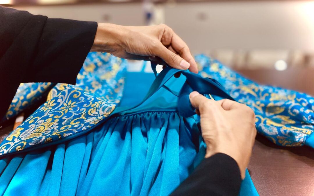 أنامل ليلى آل هليل تُبدع في حياكة الملابس الشعبية في ورشة عمل لمستفيدات ضمان وخيرية القطيف