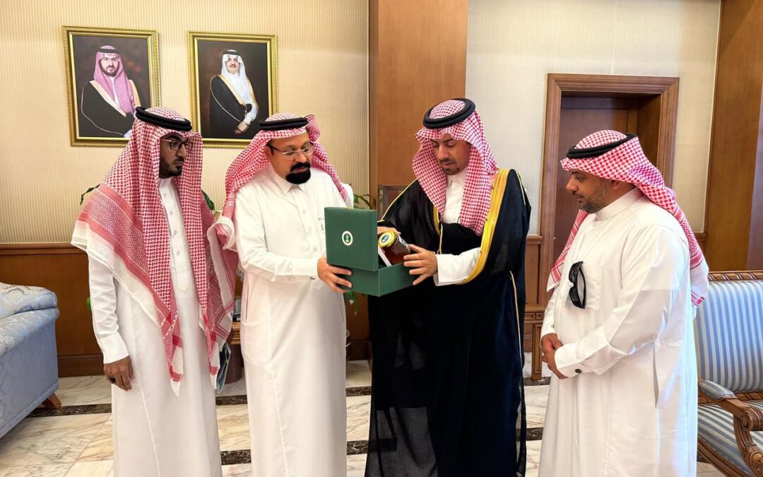 الخريف يلتقي مدير مكتب البيئة والمياه والزراعة بالقطيف.. ويطّلع على النسخة الرابعة لمبادرة إنتاج عسل المانجروف