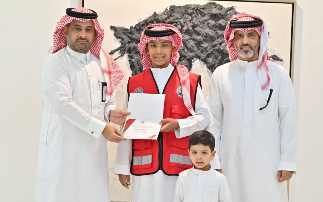 الهلال الأحمر السعودي يكرّم البطل سالم المري لدوره البطولي في إنقاذ أخيه من الاختناق”