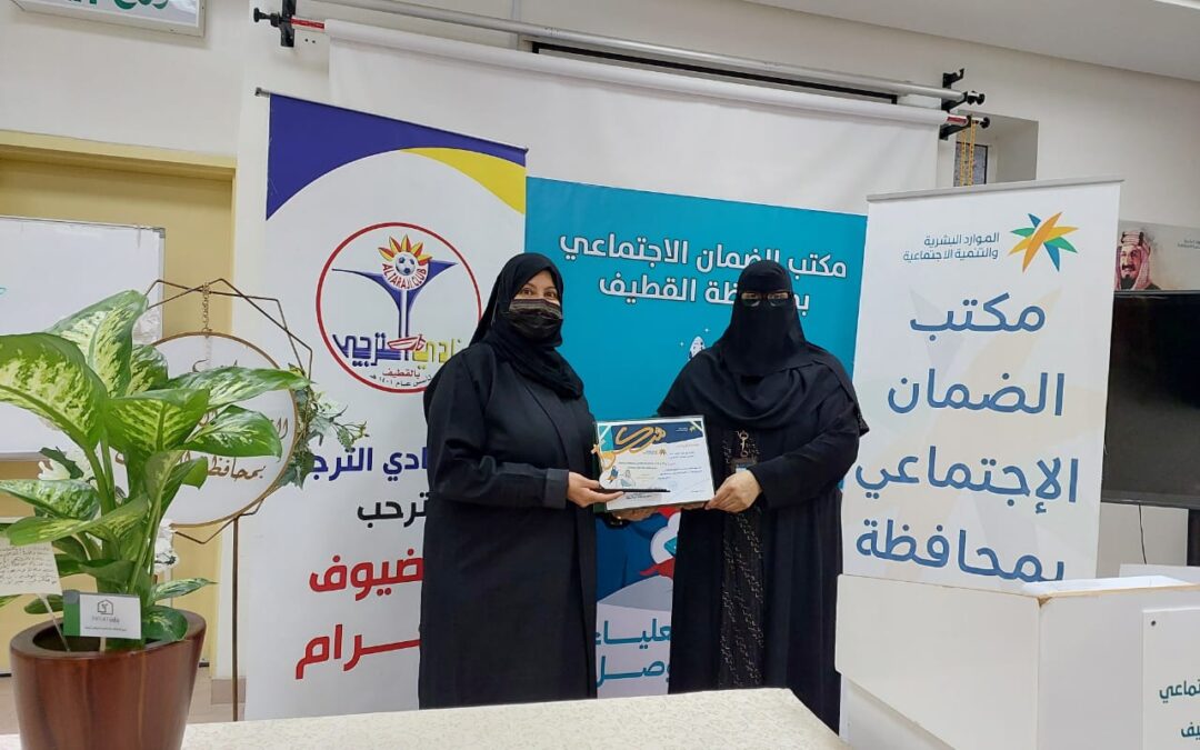 في ضمان القطيف .. “إيمان الراشد ” تدرب ٣٠ على “فن نقش الحناء ” بإبداعات فنية