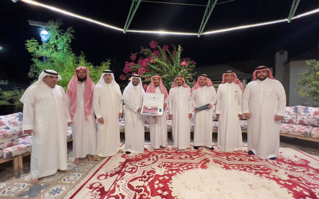 مدير عام جمعية كبدك يسلم التقرير السنوي لرئيس شركة الوسائل الدكتور عبد الرحمن المشيقح