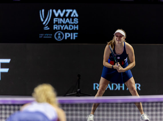 في ثالث أيام بطولة نهائيات رابطة محترفات التنس .. سابالينكا تحجز مقعداً في نصف النهائي ومنافسات الغد تشهد قمةً بين إيغا وجوف