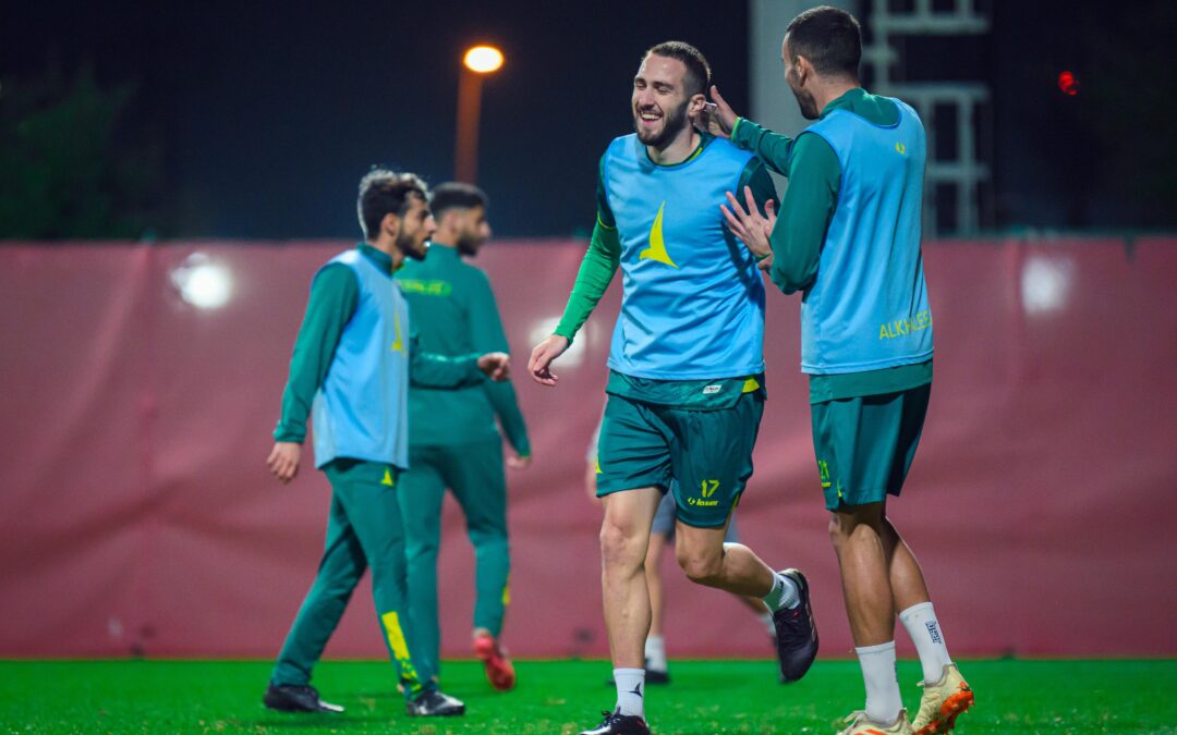 الخليج يواصل تدريباته  .. ودونيس يمنح لاعبيه راحة