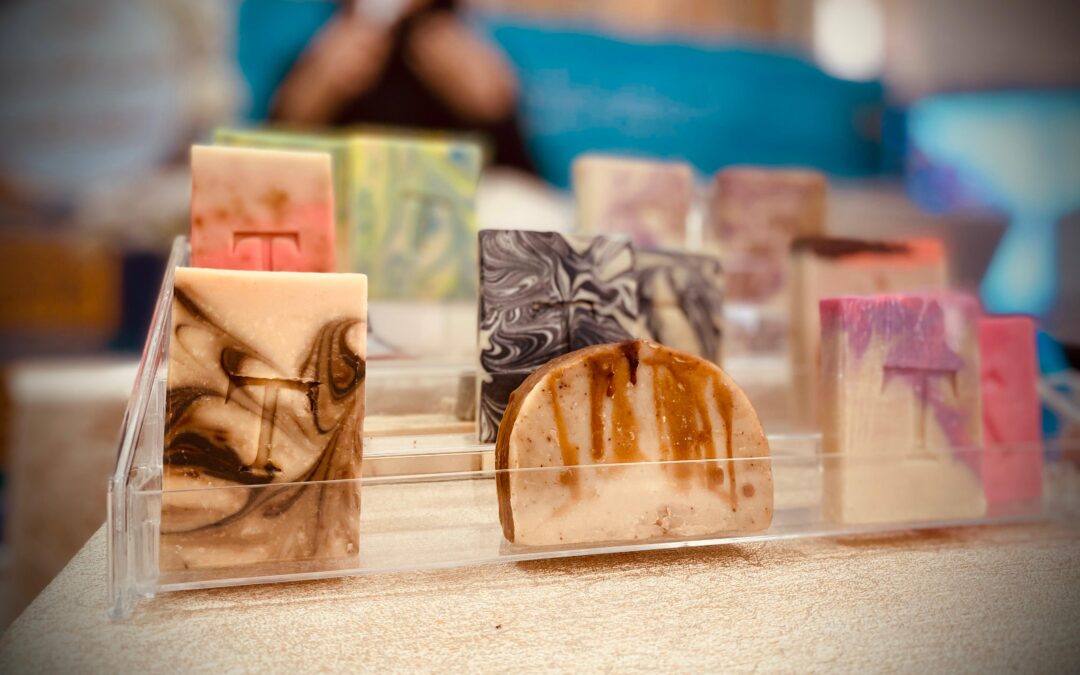 ‎في ضمان القطيف ….”أمل العويوي ” تدرب ٢٠ مستفيدة على (تقنية صناعة الصابون )