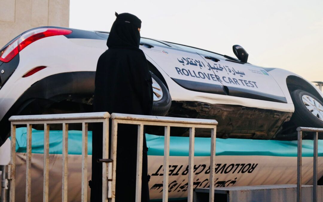 تجربة ”الانقلاب الواقعي“ ترسخ مفهوم القيادة الآمنة في عرض الرامس للسيارات