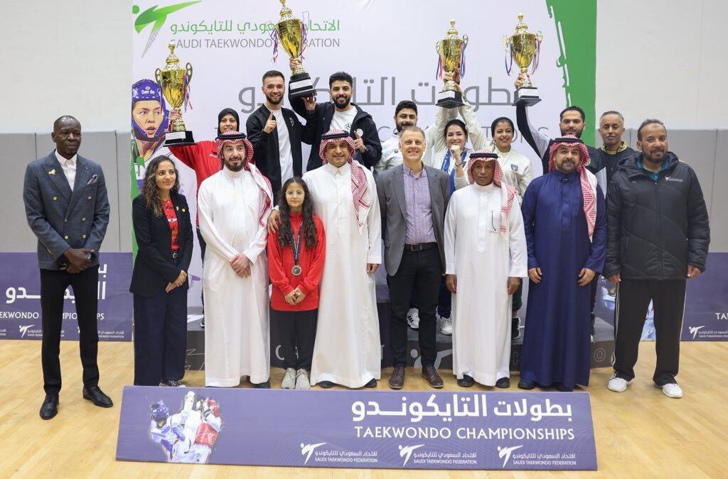 فتيات الشباب يتربعن على قمة التايكوندو