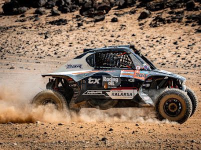 في ثاني مراحل داكار السعودية 2025: الراجحي والعطية في الصفوف الأولى لفئة السيارات